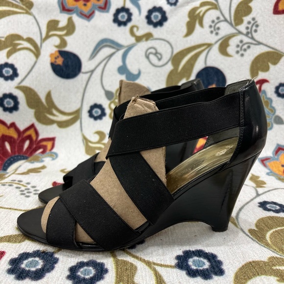 Size 9 Bandolino Sandal - Picture 2 of 4